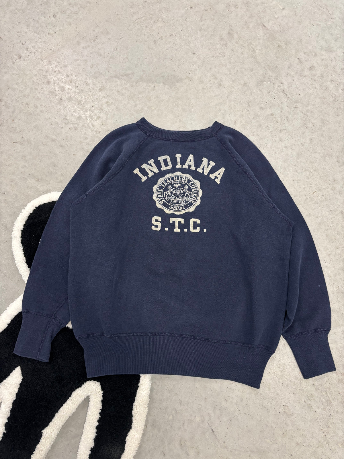 50s/60s Indiana State Teachers College STC Navy Raglan Sweatshirt Sz Medium (Day 22)